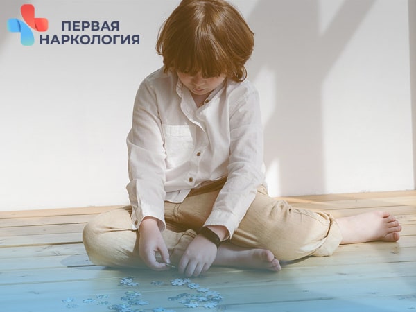 Мальчик складывает пазлы