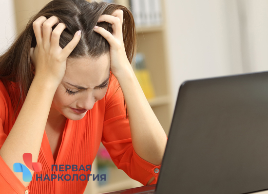 Женщине грустно при сравнении себя с другими в интернете Женщина за ноутбуком